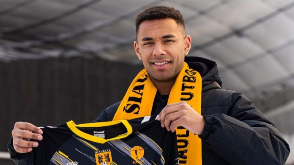 Sammy Skytte løfter en FA Siauliai-trøje