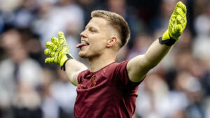 Patrick Pentz med tungen ude og armene ud til siden.