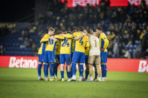 Brøndby IF-spillerne står i en rundkreds