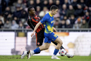 Bartosz Slisz i en duel mod FC Midtjylland