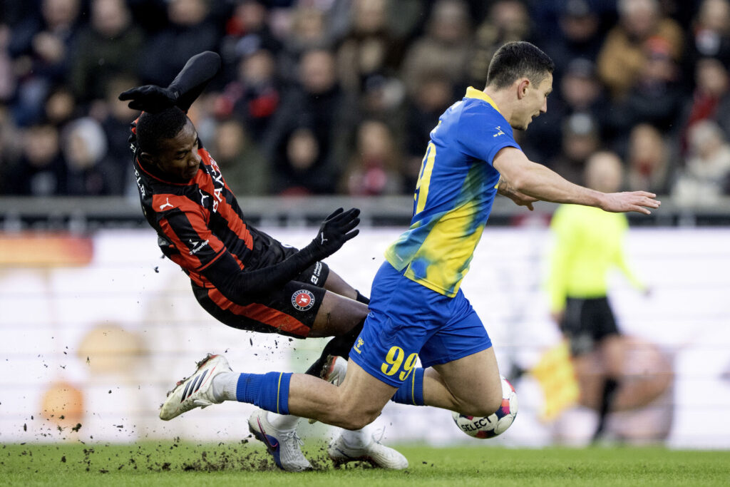 Kamp om bolden under opgøret mellem Brøndby IF og FC Midtjylland.