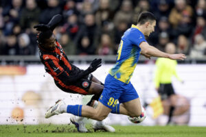 Kamp om bolden under opgøret mellem Brøndby IF og FC Midtjylland.