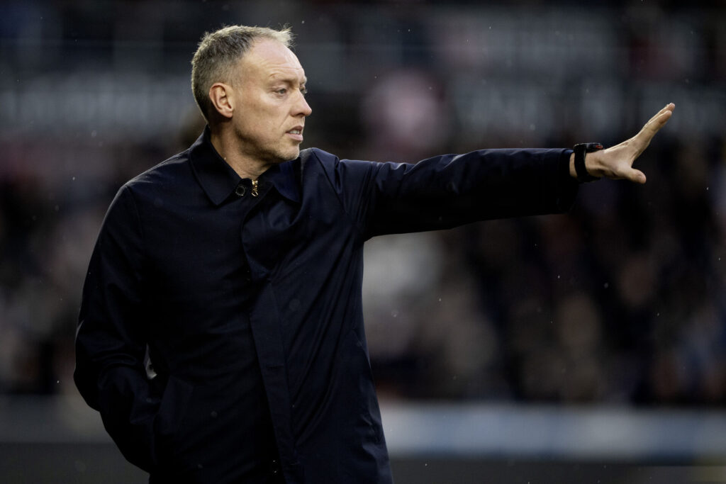 Steve Cooper laver fagter ind mod banen.