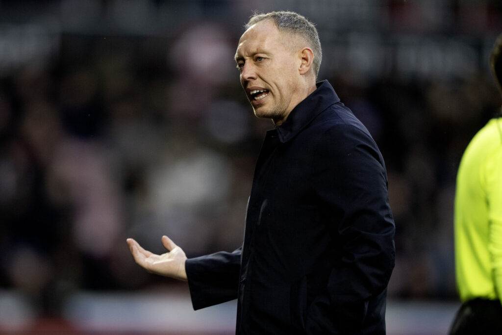 Steve Cooper taler med sin stab