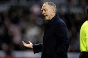 Steve Cooper taler med sin stab