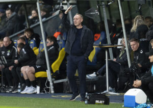 Steve Cooper gestikulerer på sidelinjen.