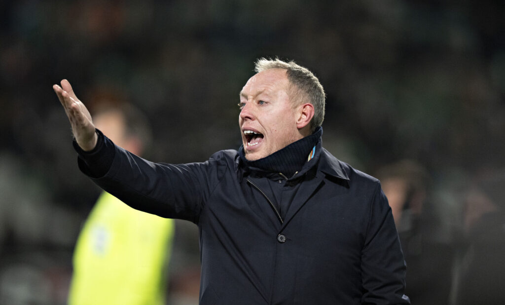 Steve Cooper reagerer under Brøndby-kamp.