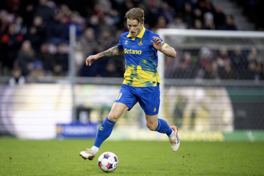 Daniel Wass løber med bolden mellem fødderne.