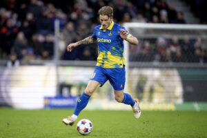 Daniel Wass løber med bolden mellem fødderne.