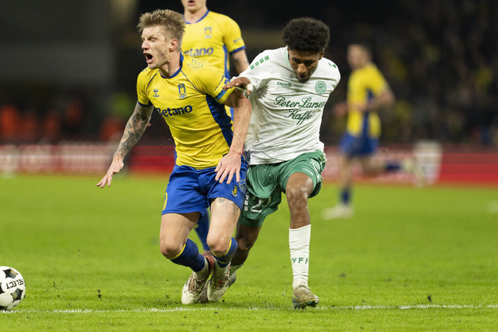 Sami Jalal i duel med Daniel Wass i kampen mellem Viborg FF og Brøndby IF