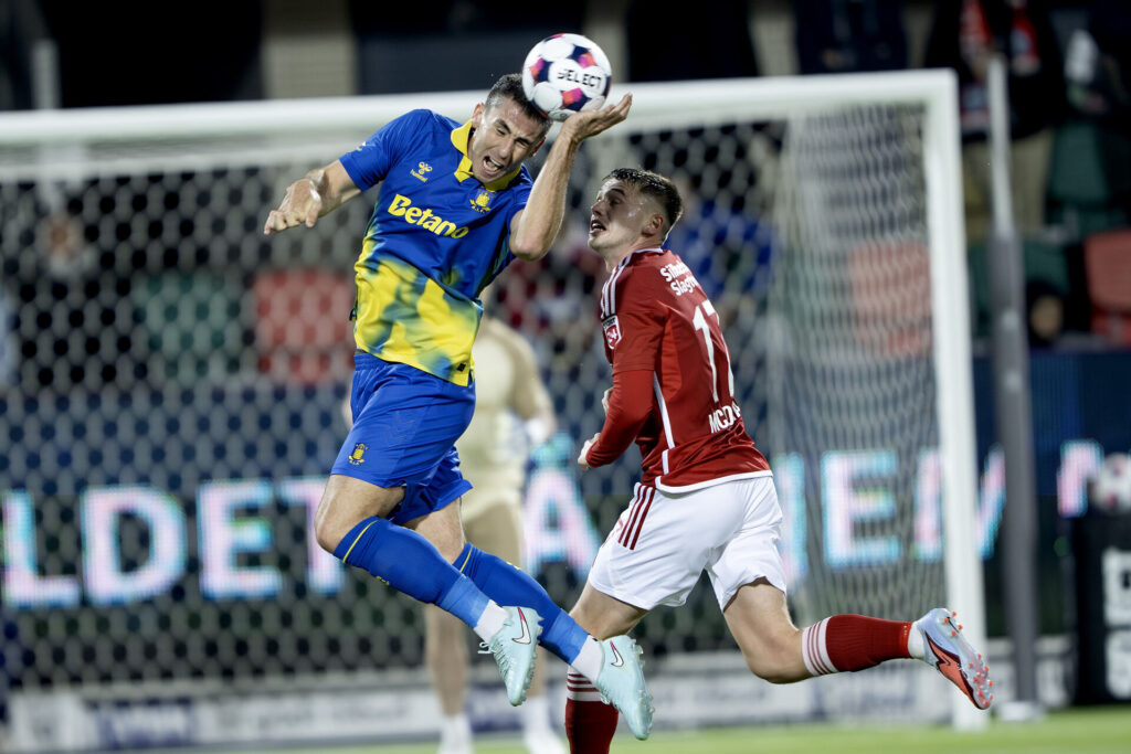 Kamp om bolden under et opgør mellem Silkeborg IF og Brøndby IF.