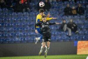 Mads Agger i duel med Brøndbys Luis Binks