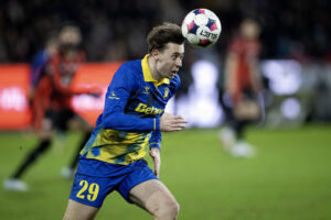 Mads Frøkjær-Jensen i spurt med bolden