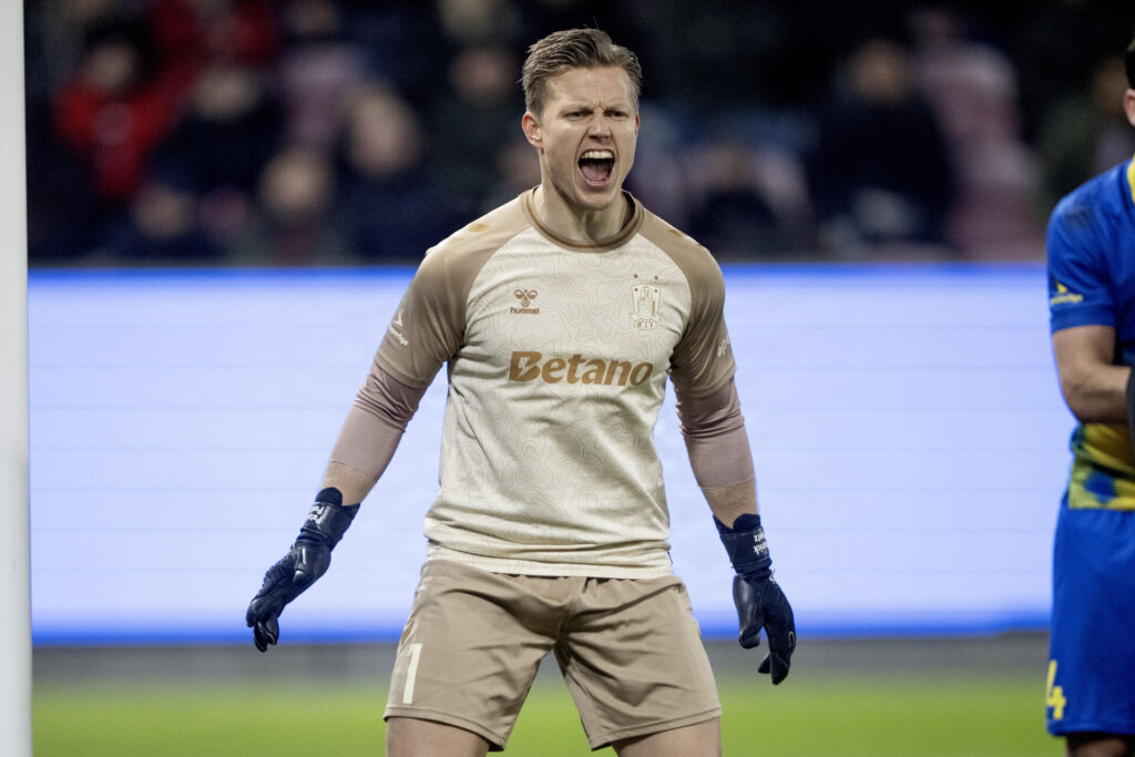 Patrick Pentz råber ud mod banen.