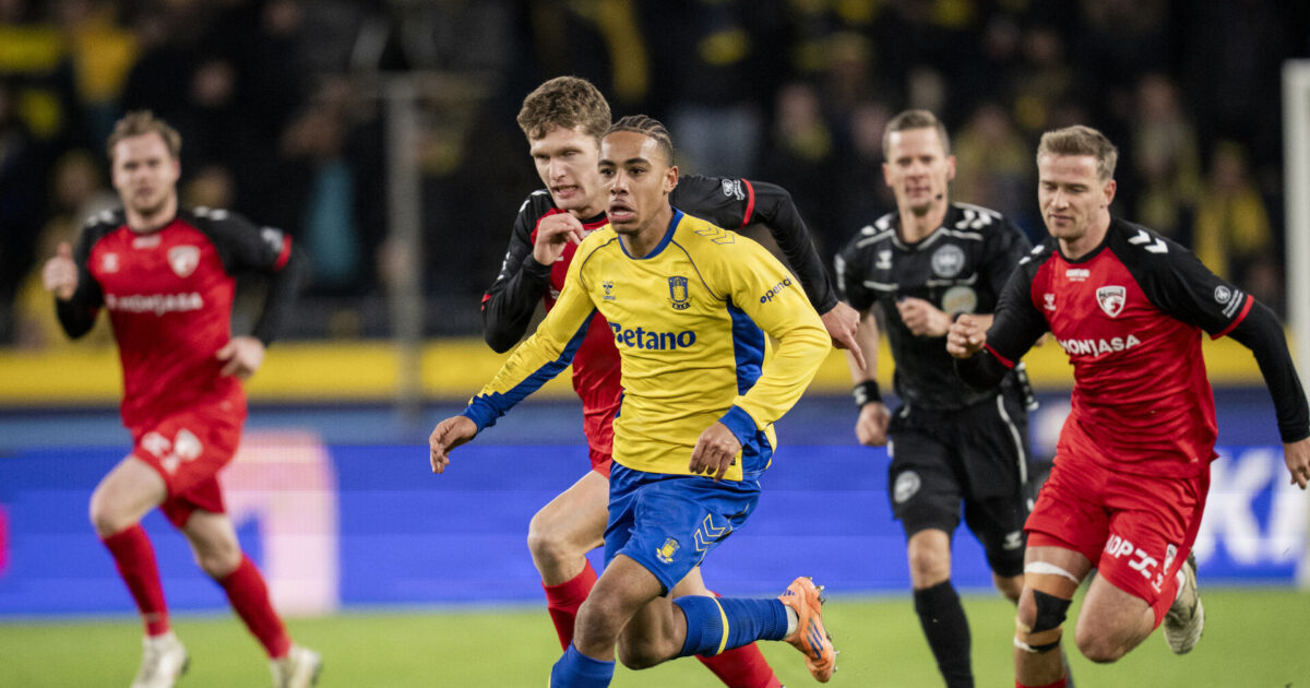 Bizart: Riemer kan ikke få fat på Nartey Foto: Sebastian Elias Uth/Ritzau Scanpix