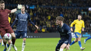 Jacob Andersen kigger på bolden mod Brøndby