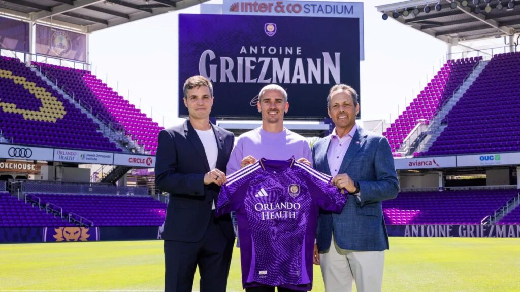 Antoine Griezmann står med en Orlando City-trøje.
