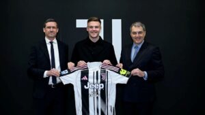Emil Holm præsenteres med en Juventus-trøje.