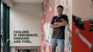 Emmanuel Alase poserer i en FCM-trøje.