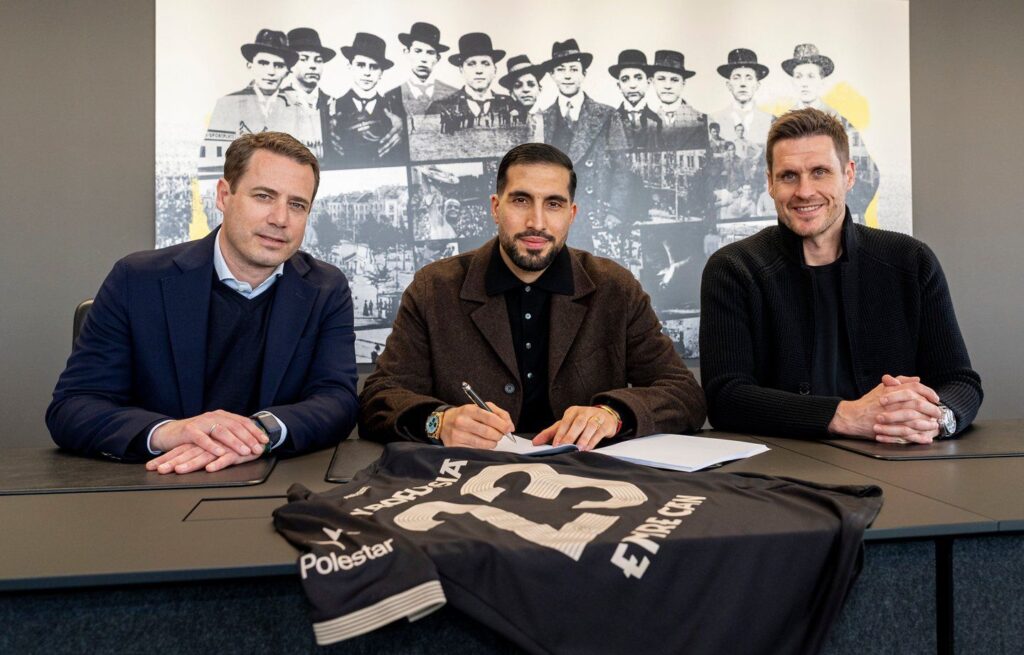 Emre Can underskriver en kontrakt.