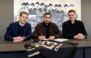 Emre Can underskriver en kontrakt.