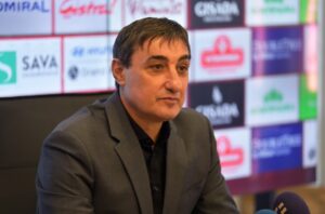 Goce Sedloski på et pressemøde.