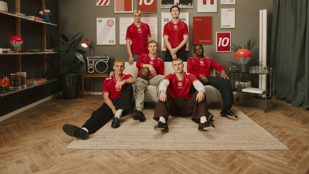 Seks danske landsholdsspillere i en sofa med den nye landsholdstrøje.