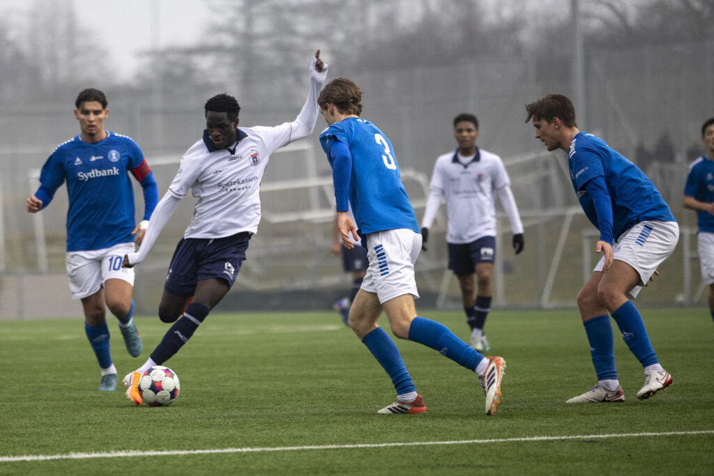 James Bogere dribler i kamp for AGF