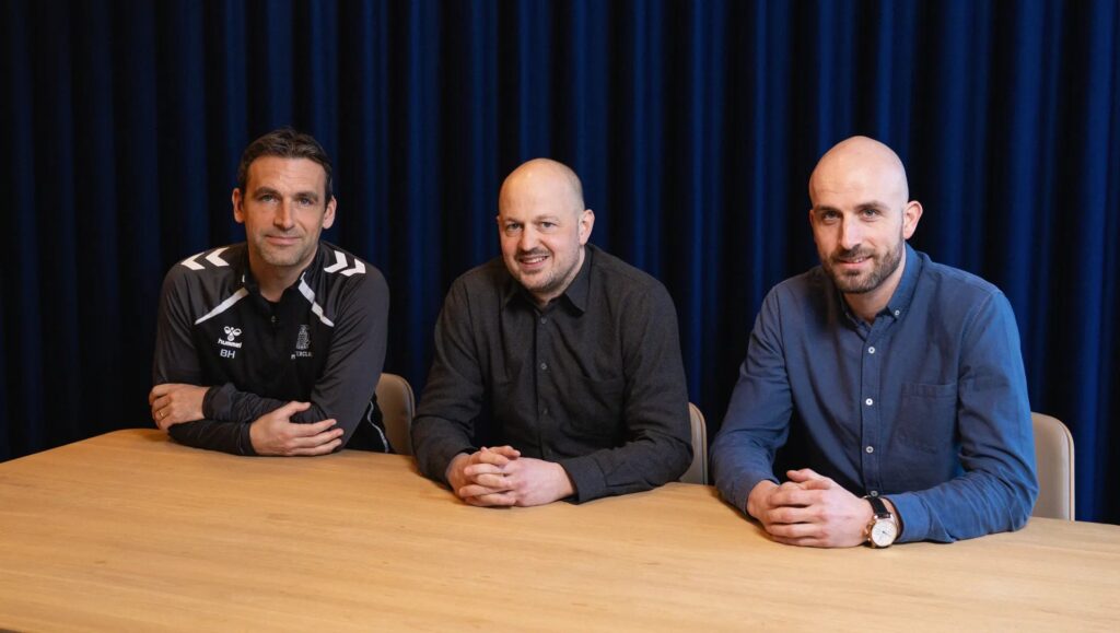 Bjørn Holm, Jens Mikkel Frølunde og Julius Ohnesorge ved et bord i Brøndby.