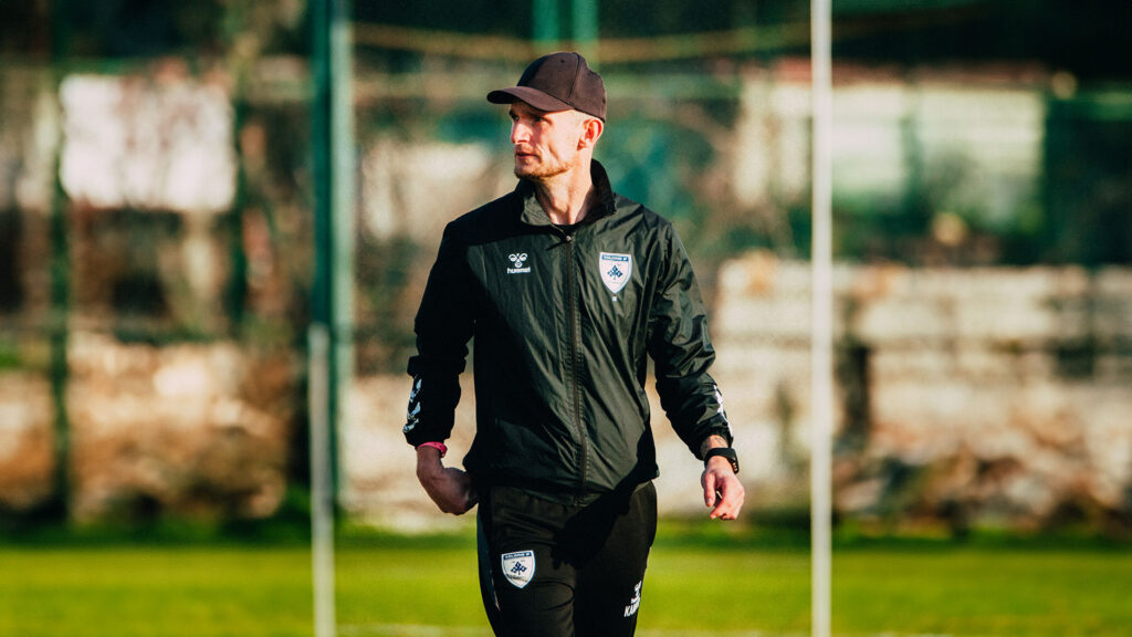 Jonas Kamper med kasket i Kolding-tøj