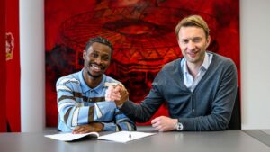 Nathan Tella og Simon Rolfes giver hånd.