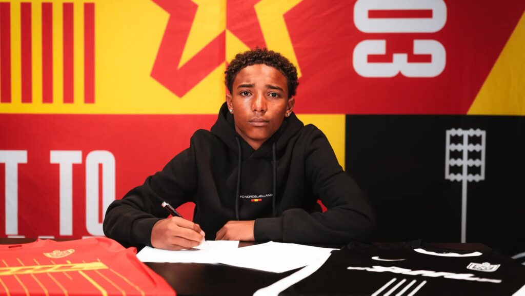 Noah Okyere skriver under på kontrakt i Farum.