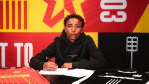 Noah Okyere skriver under på kontrakt i Farum.