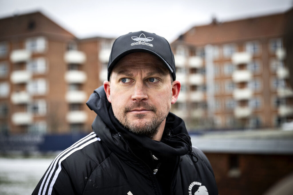 Jacob Neesturp kigger ud i luften.