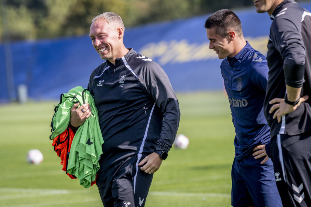 Steve Cooper smiler til træning
