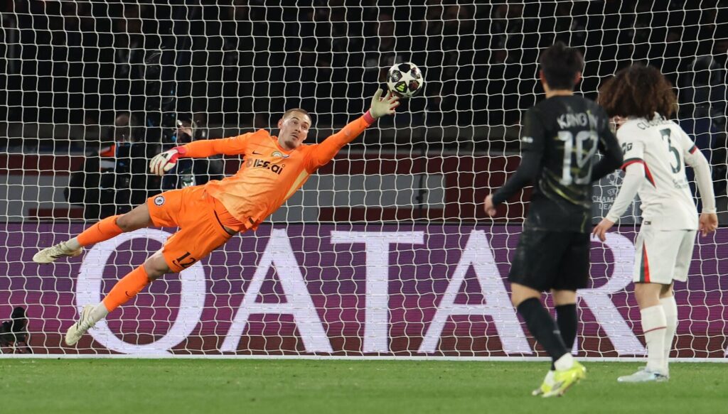 Filip Jørgensen i fuld figur.