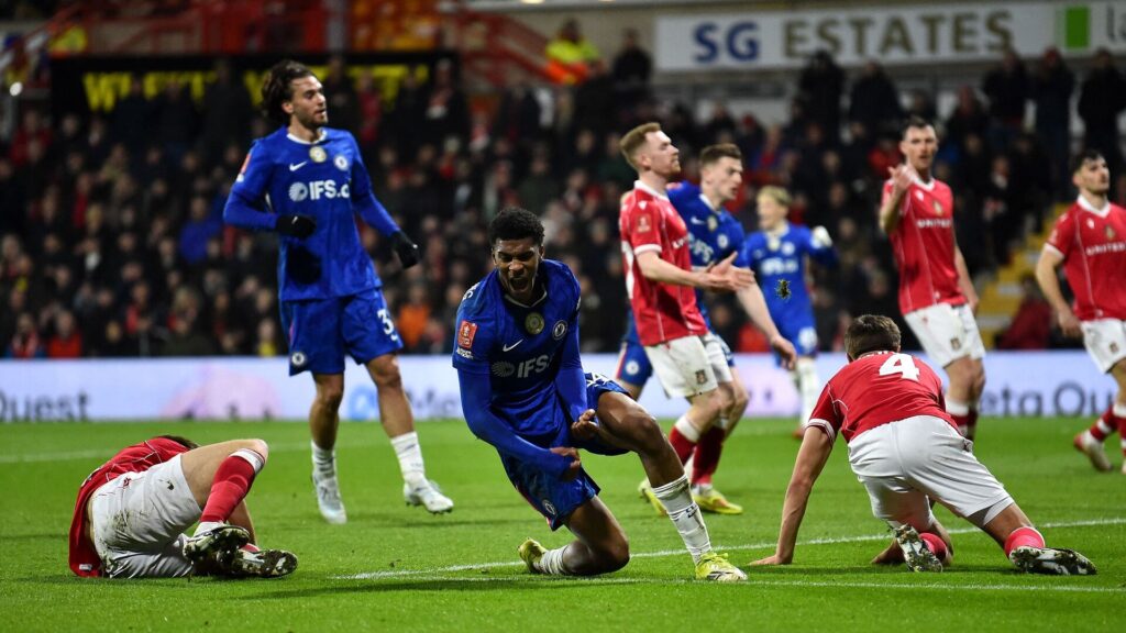 Josh Acheampong jubler efter scoring mod Wrexham