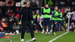 Liam Rosenior dirigerer sine spillere mod Wrexham