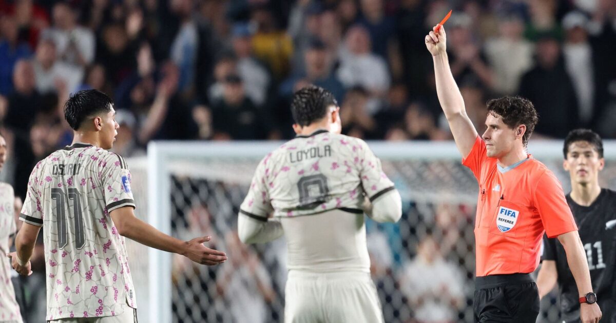 Dario Osorio under beskydning efter tidlig udvisning Foto: Photo by Michael Bradley 