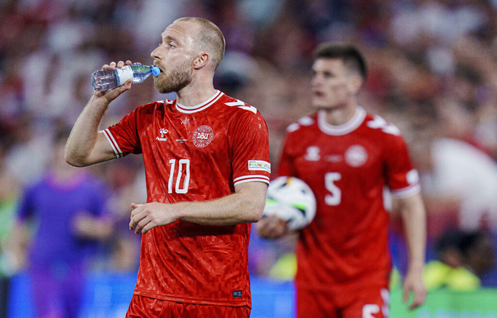 Christian Eriksen drikker noget vand.