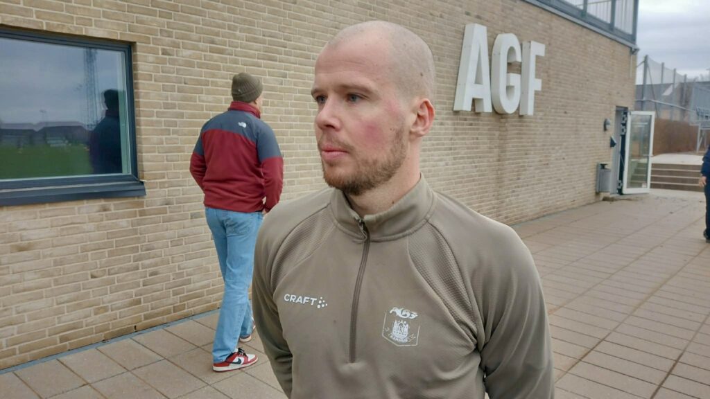 Nicolai Poulsen interviewes efter AGF-træningen på Fredensvang.