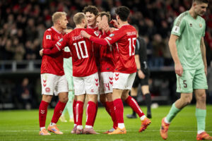 Danmarks spillere jubler sammen efter en scoring.