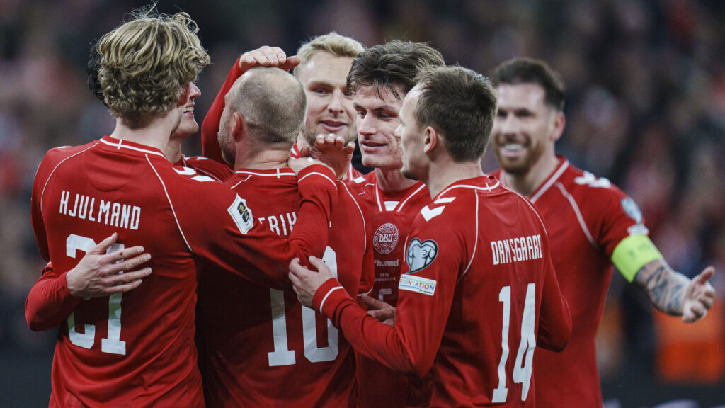 Danske spillere jubler efter 4-0 scoring mod Nordmakedonien.