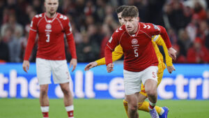 Joakim Mæhle dribler forbi spiller fra Nordmakedonien.