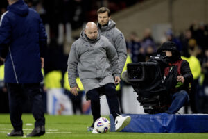 Brian Riemer i færd med tæmme en bold.