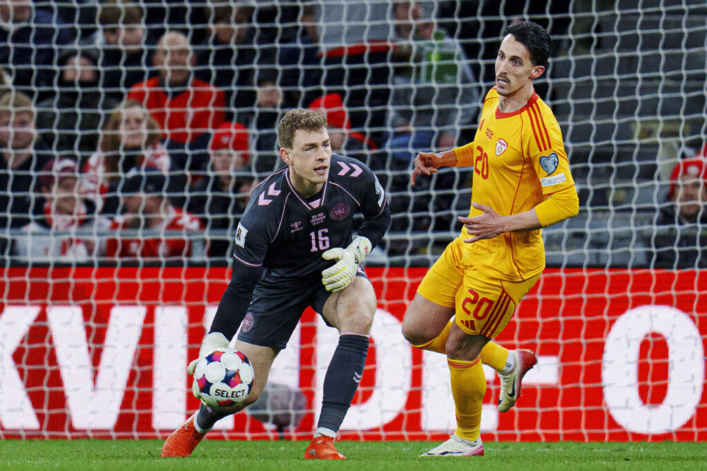 Mads Hermansen ruller en bold ud.