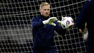 Kasper Schmeichel varmer op for Danmark
