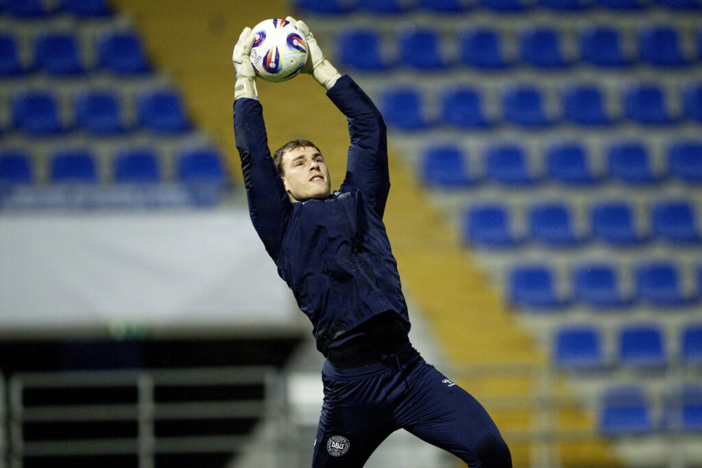 Mads Hermansen griber en bold til en træning