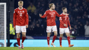 Morten Hjulmand slår ud med armene i kampen mod Skotland.