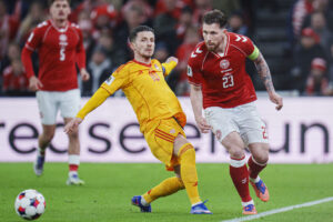 Pierre-Emile Højbjerg i kamp mod Nordmakedonien.